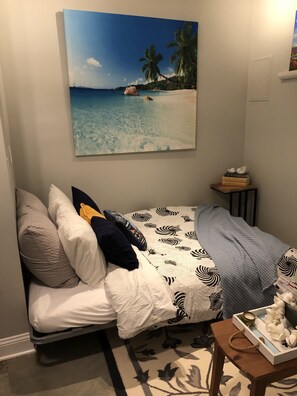 3 bedrooms, iron/ironing board, free WiFi, bed sheets - Luxury Five Points Cottage Overlooking Pond (Athens)