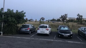 A parking lot with three cars parked in a row. - T2 , 50m² Avec vue mer à Carnon Plage (Mauguio)