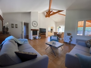 Televisie, een open haard en een tafeltennistafel