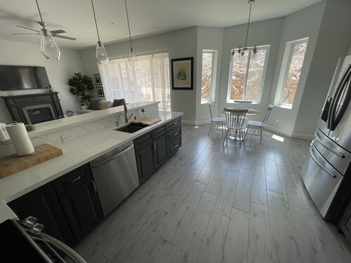 New Spacious 3-Bedroom House Minutes from River, Desert, & Town