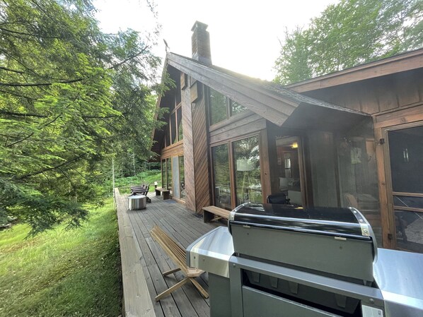 Outdoor dining - Luxurious Waterfront with Mountain Views (Tupper Lake)