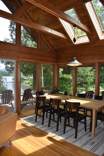 Luxurious Waterfront with Mountain Views