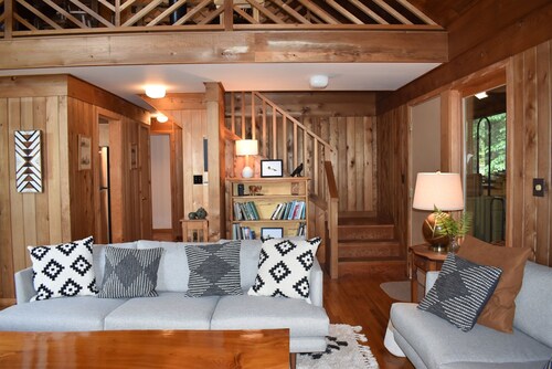 Luxurious Waterfront with Mountain Views