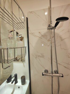 Shower, shampoo