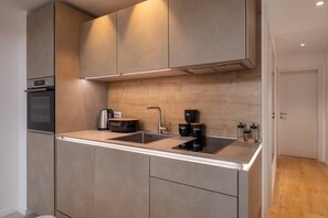 Fridge, oven, stovetop, dishwasher