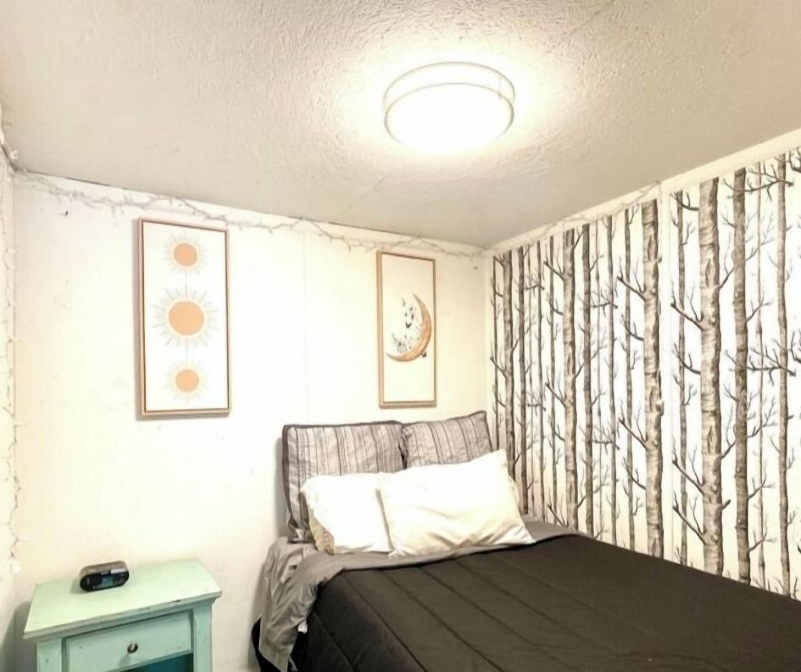 1 bedroom, bed sheets