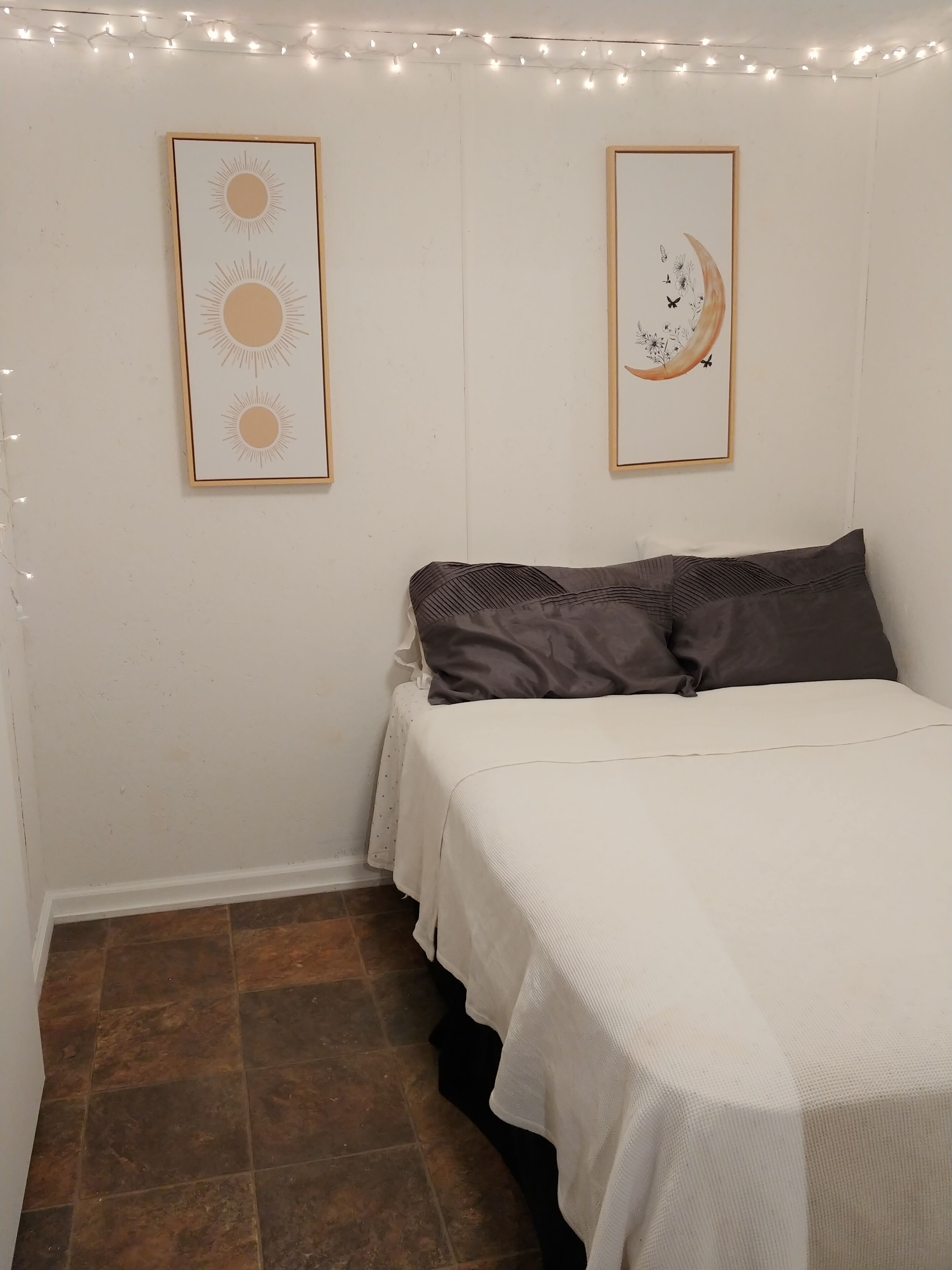 1 bedroom, bed sheets