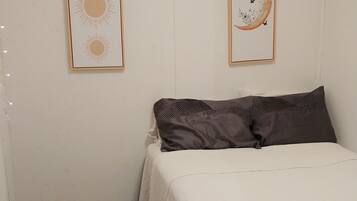 1 bedroom, bed sheets