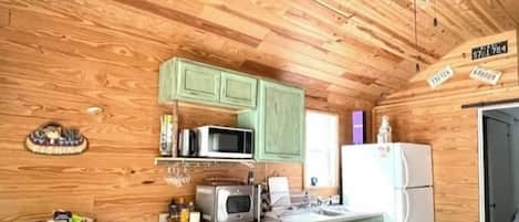 Refrigerador, microondas, cafetera y tetera y tostadora