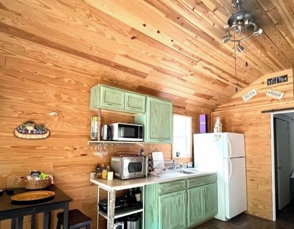 ثلاجة، ميكروويف، ماكينة لصنع القهوة/الشاي، محمصة خبز