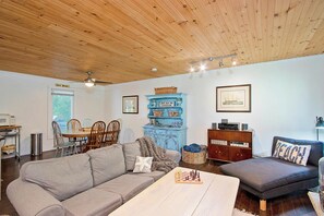 テレビ、暖炉、ストリーミングサービス