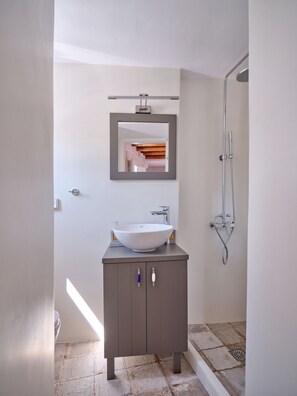 وحدات دش مع أحواض استحمام، مجففات شعر، مراحيض شطف، مناشف