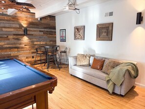 Televisie, een open haard en videospelletjes