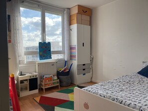 2 bedrooms, iron/ironing board, travel cot, free WiFi