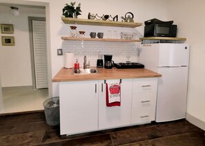 Geladeira, micro-ondas, cooktop, cafeteira/chaleira
