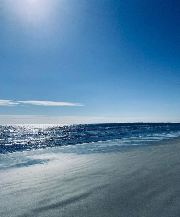 Playa en los alrededores, camastros y toallas de playa 