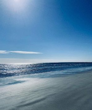 Playa en los alrededores, camastros y toallas de playa