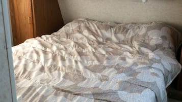 2 Schlafzimmer, Schreibtisch, Bettwäsche