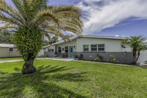 Exterior - Beautiful, spacious, 4 king beds home with heated and covered pool (Clearwater)