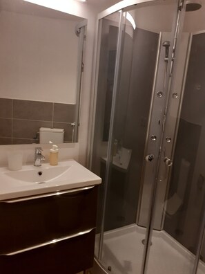 Dusche, Haartrockner, Handtücher, Seife