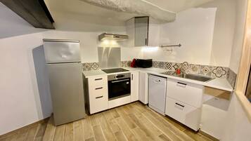 Een koelkast, een microgolfoven, een oven, een kookplaat