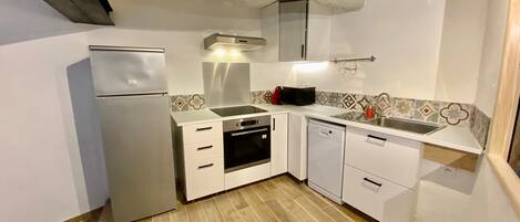 Réfrigérateur, four à micro-ondes, un four, surface de cuisson