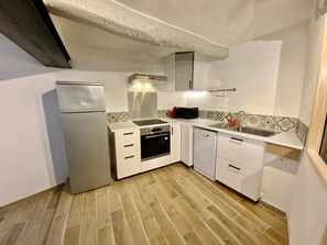 Fridge, microwave, oven, stovetop - At the foot of Mont Ventoux<br>Village center<br>Fully renovated apartment<br> (Malaucène)