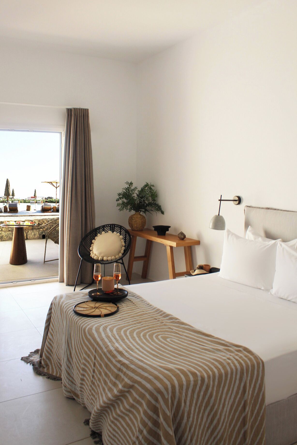 Executive Room with Pool View | Betten mit Memory-Foam-Matratzen, Zimmersafe, individuell dekoriert