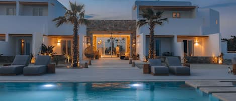 Piscine extérieure (ouverte en saison), parasols de plage