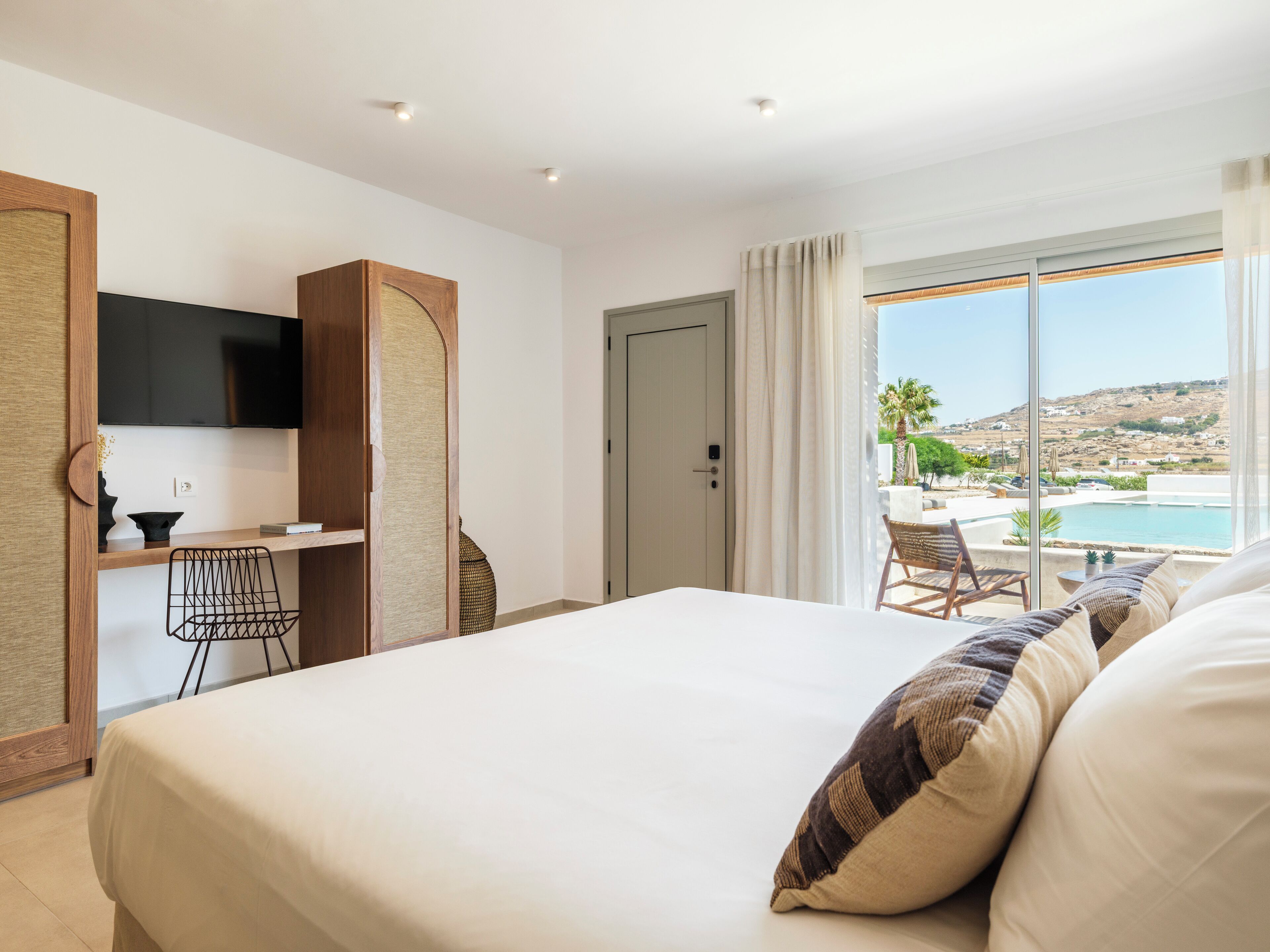 Junior Suite Pool Front | Betten mit Memory-Foam-Matratzen, Zimmersafe, individuell dekoriert