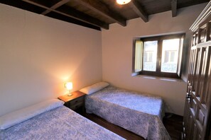 6 bedrooms, iron/ironing board, bed sheets