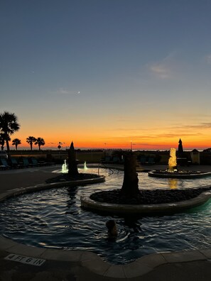 A water feature with fountains and a crescent moon in the sky. - Pointe West Top Floor Renovated Spacious Beachfront 3/3 Resort Condo (Galveston)