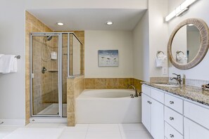 Ensemble douche/baignoire, sèche-cheveux, serviettes fournies, savon