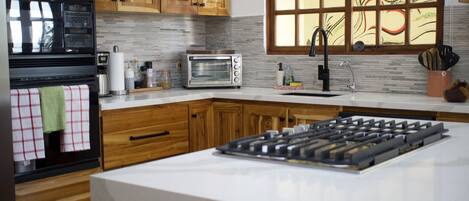 Réfrigérateur, four à micro-ondes, un four, surface de cuisson