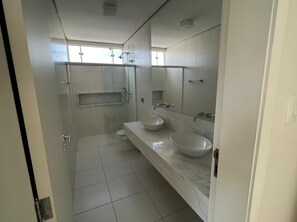 Douche, baignoire Ă jets, sĂšche-cheveux, serviettes fournies
