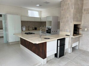 Refrigerador, microondas, horno y parrilla de estufa 