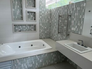 Dusche, Whirlpool, Haartrockner, Handtücher