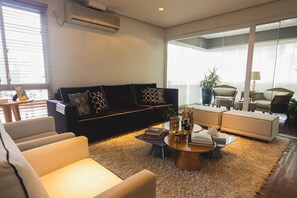 Smart TV, oficina, monitor de computadora y impresora 