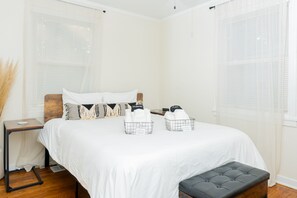 3 slaapkamers, een strijkplank/strijkijzer, gratis wifi, beddengoed