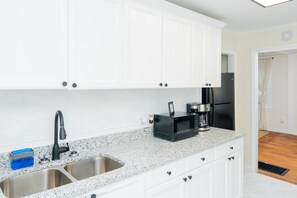 Een koelkast, een magnetron, een oven, een kookplaat