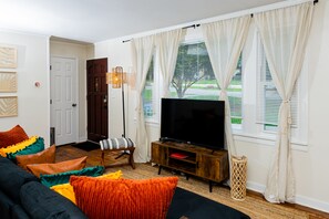 Älytelevisio, takka, videopelejä, musiikkikirjasto