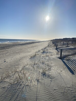 Una spiaggia nelle vicinanze
