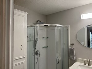 Combined shower/tub, hair dryer, towels - Fisherman’s Getaway with Sunset Views & Room for 8 (Jewett)