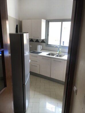 Fridge, microwave, oven, stovetop - Appartement Liberté 6 (Dakar)