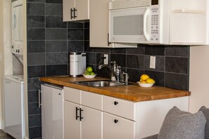 Réfrigérateur, four à micro-ondes, cafetière-théière, grille-pain
