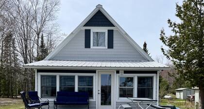 Waterfront MI Cottage on Douglas Lake between Petoskey & Mackinaw City