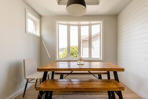 Dining - Gorgeous Home At The Center of Everything (Seattle)