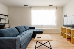 Smart TV, offices, computer monitors - Gorgeous Home At The Center of Everything (Seattle)