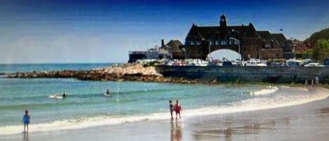 Beach nearby, sun loungers, beach towels