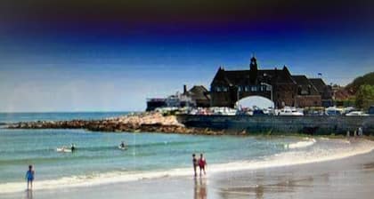 In heart of Historic Narragansett Pier, easy walk to beach, restaurants & shops!